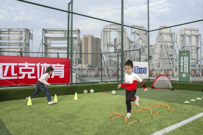  夜间灯光球场投入使用，延长训练时间助力选手备赛  