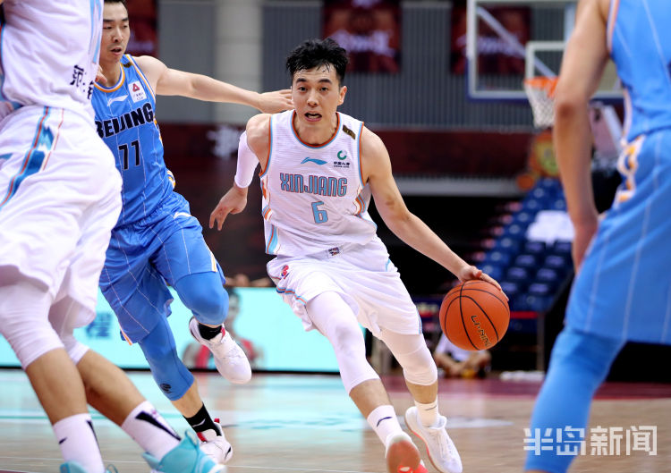  CBA焦点战上演精彩攻防对决