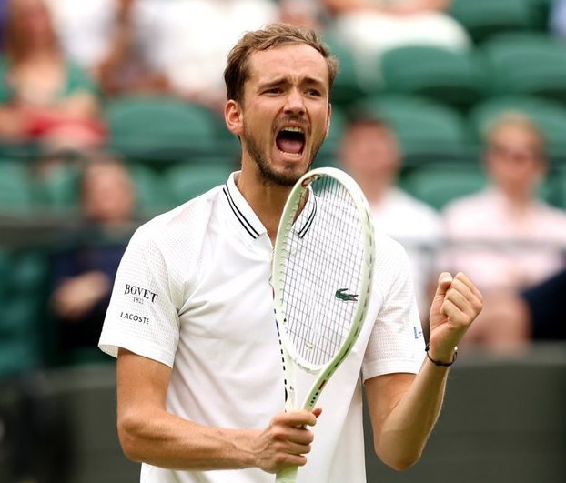  梅总温网决胜盘抢七，惊险捧起冠军奖杯