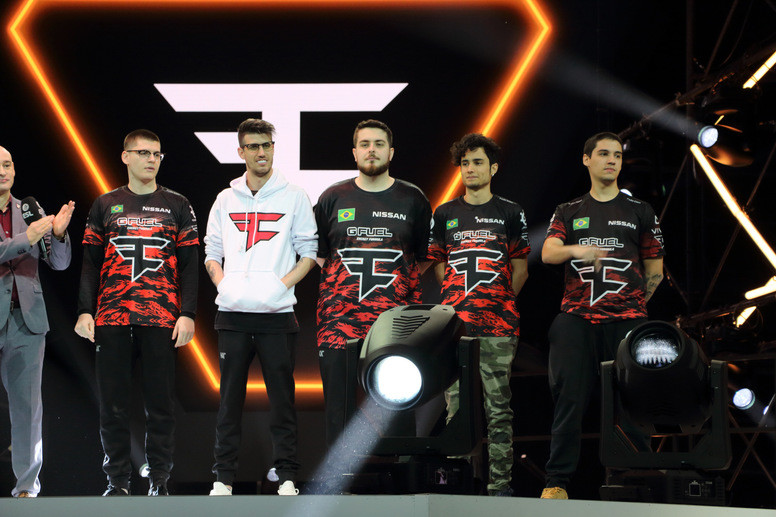 彩虹六号围攻国际赛开幕,战术执行考验团队默契度