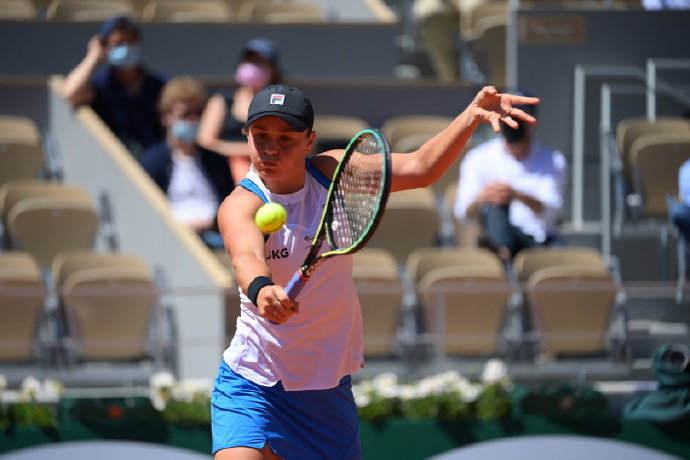  斯维亚泰克卫冕成功，波兰之星闪耀赛场