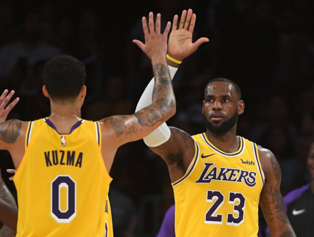  湖人詹姆斯里程碑之夜率队凯旋