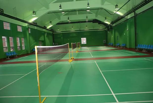  夜间灯光球场投入使用，上班族下班后挥拍健身